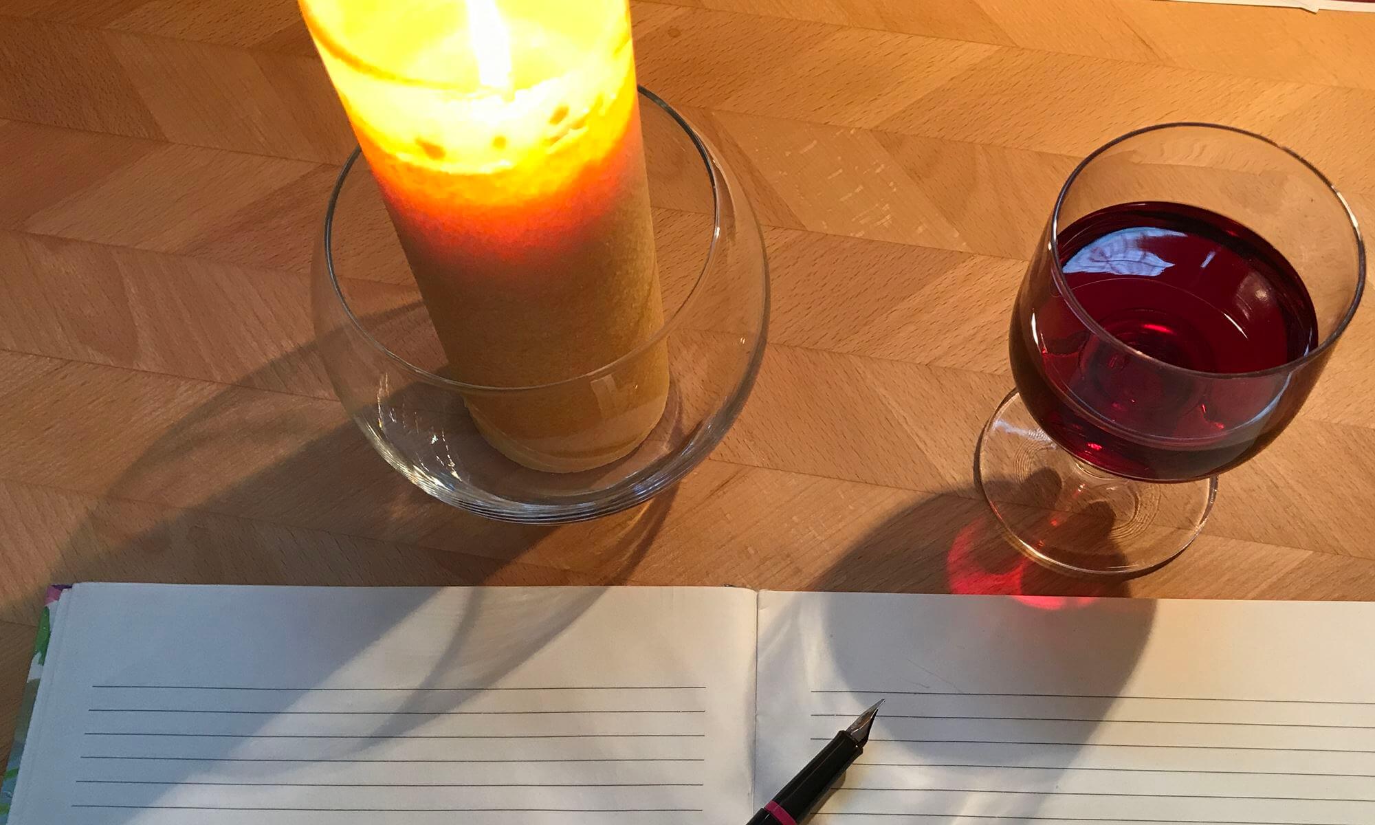 Schreiber mit Kerze und Wein